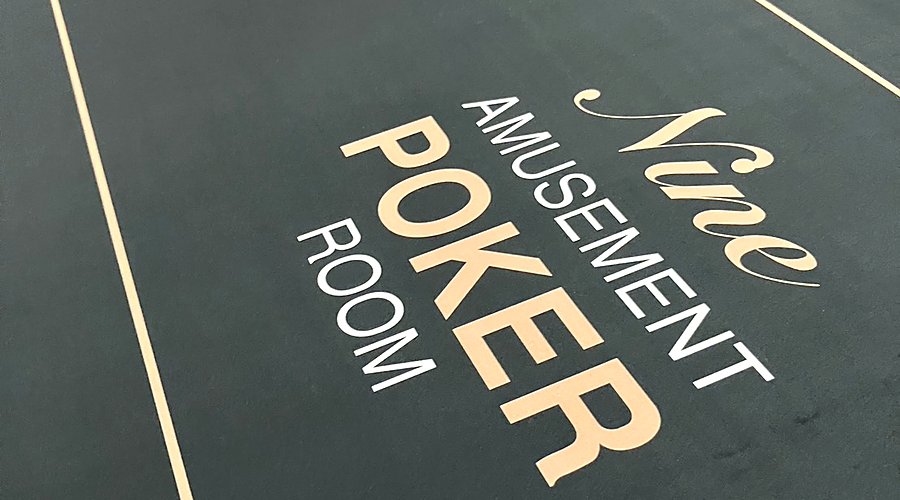 POKER ROOM NINE、黒フェルトのポーカーテーブル