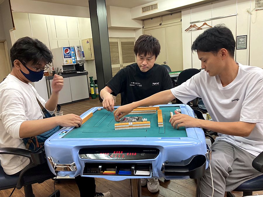 卓を囲んで麻雀を楽しむお客様